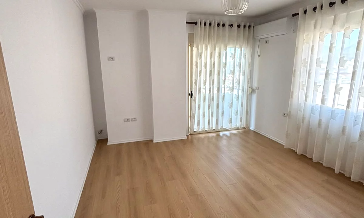 Shtepi ne shitje Apartament ne Tirane, 2+1, Mobilimi Bosh, pa mobiluar, Pagesa 133,700  Euro.