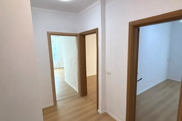 Shtepi ne shitje Apartament ne Tirane, 2+1, Mobilimi Bosh, pa mobiluar, Pagesa 133,700  Euro.