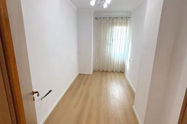 Shtepi ne shitje Apartament ne Tirane, 2+1, Mobilimi Bosh, pa mobiluar, Pagesa 133,670  Euro.