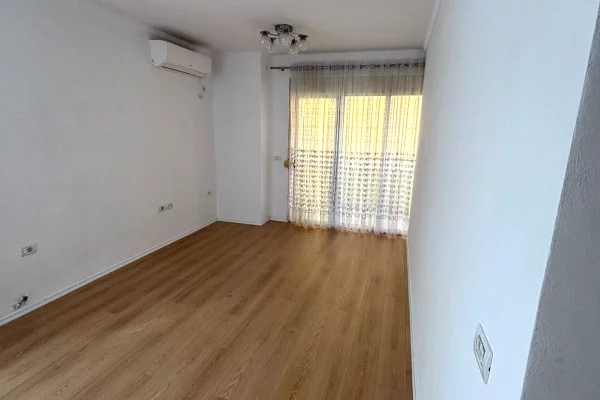 Shtepi ne shitje Apartament ne Tirane, 2+1, Mobilimi Bosh, pa mobiluar, Pagesa 133,670  Euro.