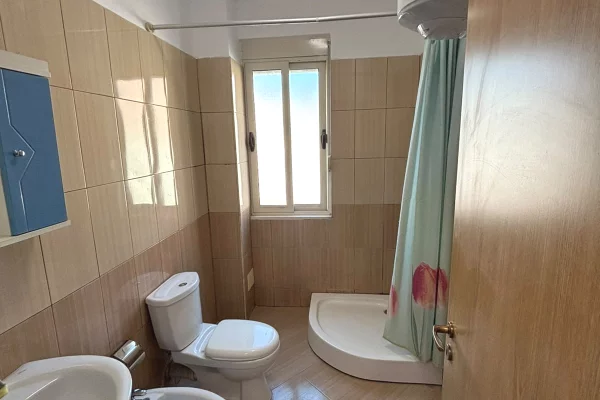 Shtepi ne shitje Apartament ne Tirane, 2+1, Mobilimi Bosh, pa mobiluar, Pagesa 133,670  Euro.