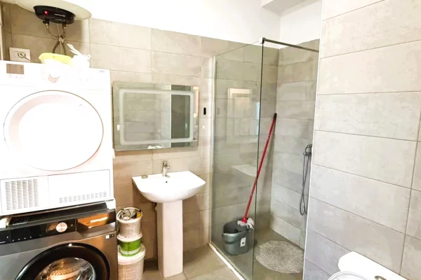 Shtepi ne shitje Apartament ne Tirane, Garsoniere, Mobilimi E mobiluar, Pagesa 79,000  Euro.