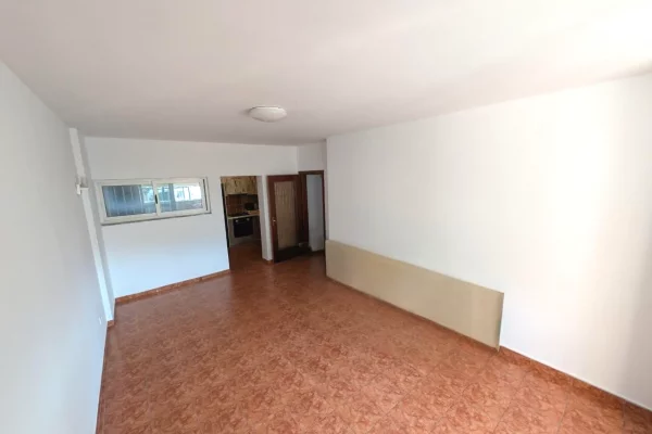 Ambiente Commerciale in Affitto 3+1 a Tirana - 730 Euro