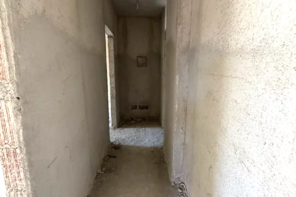 Shtepi ne shitje Apartament ne Tirane, 1+1, Mobilimi Bosh, pa mobiluar, Pagesa 79,501  Euro.