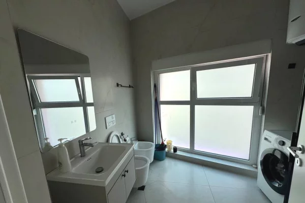 Shtepi ne shitje Apartament ne Tirane, 1+1, Mobilimi E mobiluar, Pagesa 105,000  Euro.