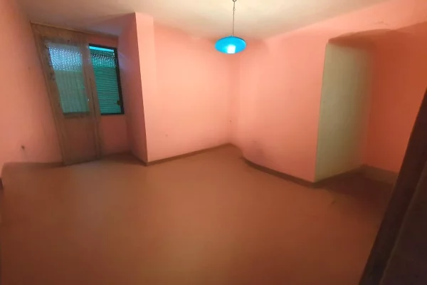 Shtepi ne shitje Apartament ne Tirane, 2+1, Mobilimi E mobiluar, Pagesa 185,000  Euro.