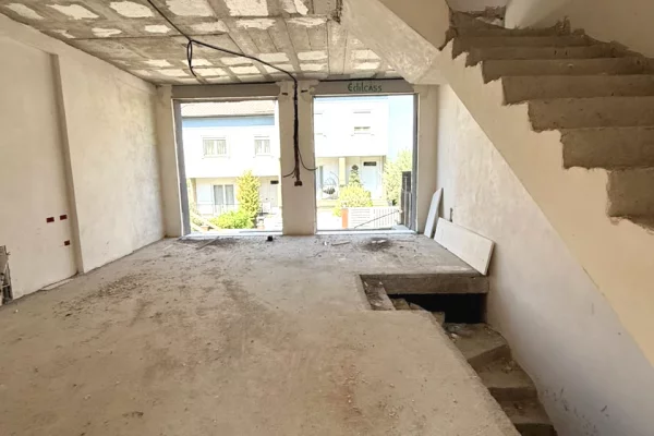Shtepi ne shitje Vila Luksoze ne Tirane, 3+1, Mobilimi Bosh, pa mobiluar, Pagesa 550,000,000  Leke.
