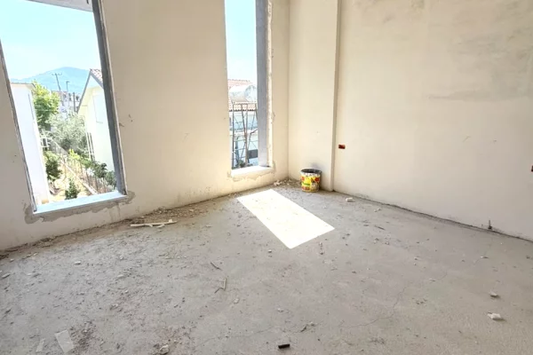 Shtepi ne shitje Vila Luksoze ne Tirane, 3+1, Mobilimi Bosh, pa mobiluar, Pagesa 550,000,000  Leke.