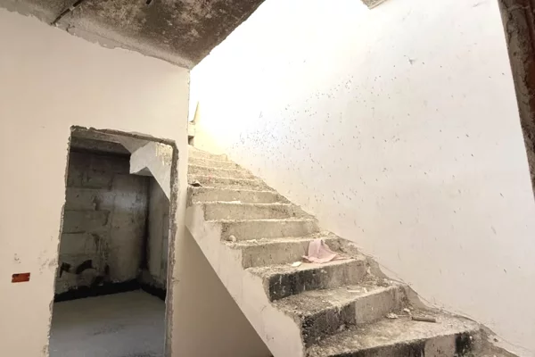 Shtepi ne shitje Vila Luksoze ne Tirane, 3+1, Mobilimi Bosh, pa mobiluar, Pagesa 550,000,000  Leke.