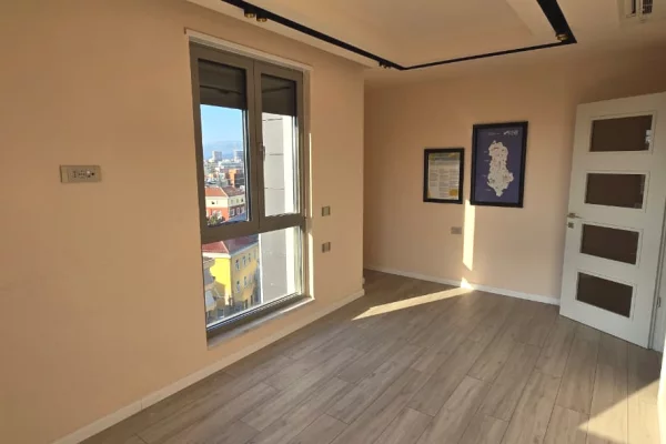 Ambient biznesi me qera 3+1 ne Tirane - 140,000 Leke