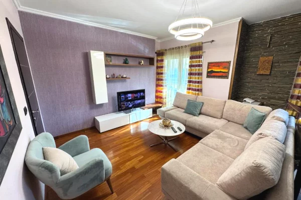 Shtepi me qera 2+1 ne Tirane - 1,500 Euro