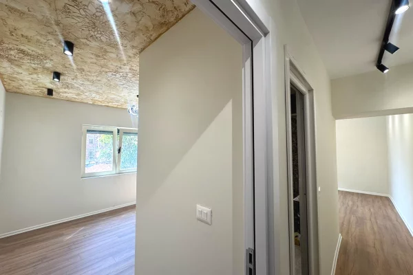 Shtepi ne shitje Apartament ne Tirane, 1+1, Mobilimi Bosh, pa mobiluar, Pagesa 139,999  Euro.