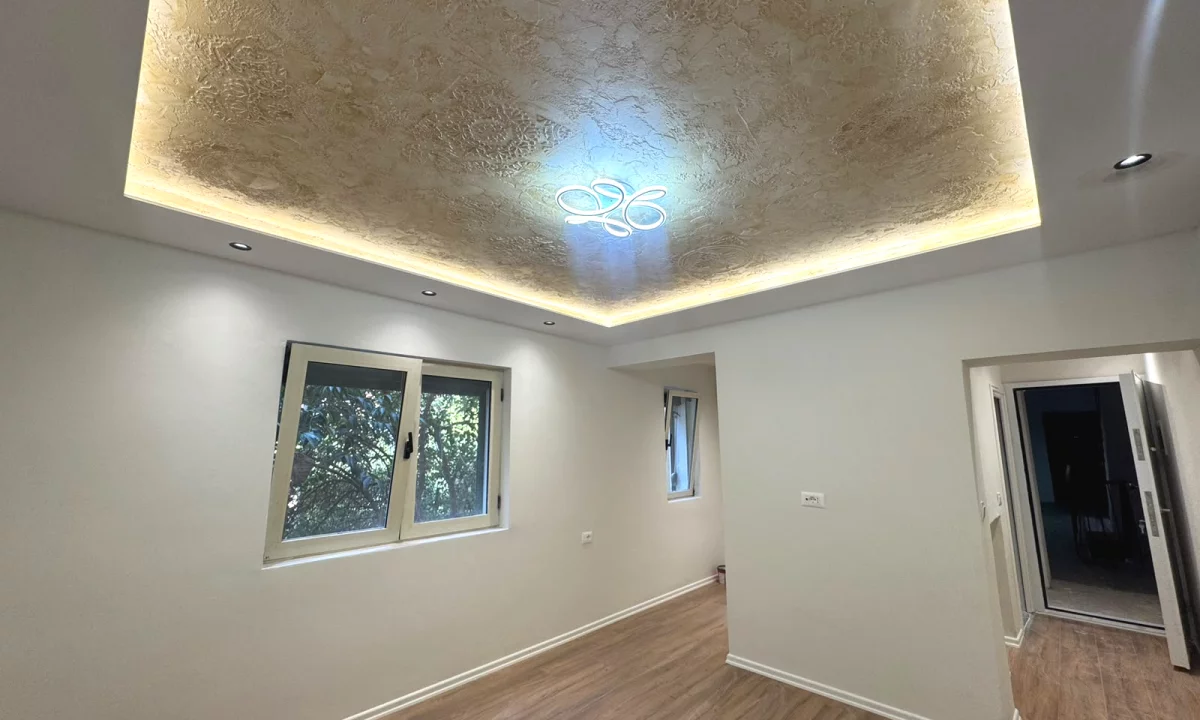 Shtepi ne shitje Apartament ne Tirane, Garsoniere, Mobilimi Bosh, pa mobiluar, Pagesa 109,999  Euro.