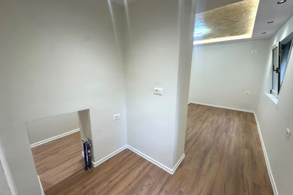 Shtepi ne shitje Apartament ne Tirane, Garsoniere, Mobilimi Bosh, pa mobiluar, Pagesa 109,999  Euro.