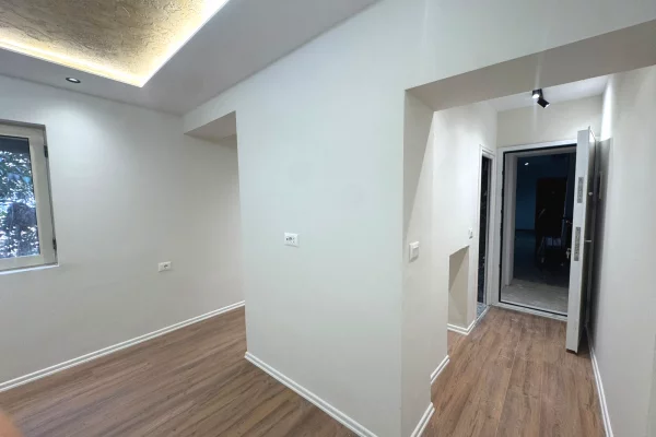 Shtepi ne shitje Apartament ne Tirane, Garsoniere, Mobilimi Bosh, pa mobiluar, Pagesa 109,999  Euro.
