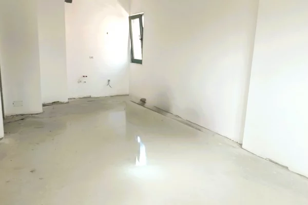 Shtepi ne shitje Apartament ne Tirane, 1+1, Mobilimi Bosh, pa mobiluar, Pagesa 189,999  Euro.