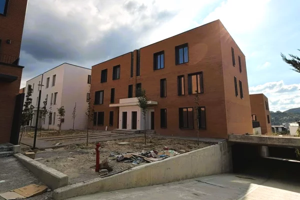 Shtepi ne shitje Duplex(shtepi me 2 kate) ne Tirane, 3+1, Mobilimi Bosh, pa mobiluar, Pagesa 600,000  Euro.