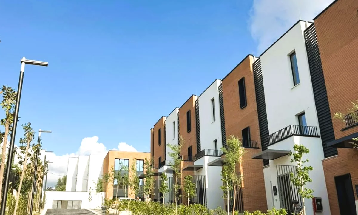 Shtepi ne shitje Duplex(shtepi me 2 kate) ne Tirane, 3+1, Mobilimi Bosh, pa mobiluar, Pagesa 600,000  Euro.