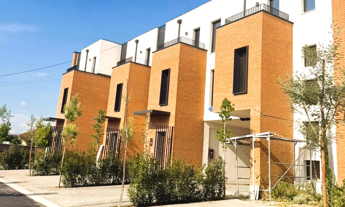 Shtepi ne shitje Duplex(shtepi me 2 kate) ne Tirane, 3+1, Mobilimi Bosh, pa mobiluar, Pagesa 600,000  Euro.