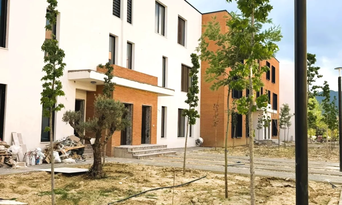 Shtepi ne shitje Duplex(shtepi me 2 kate) ne Tirane, 3+1, Mobilimi Bosh, pa mobiluar, Pagesa 499,999  Euro.