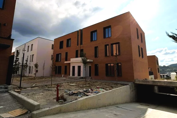 Shtepi ne shitje Duplex(shtepi me 2 kate) ne Tirane, 3+1, Mobilimi Bosh, pa mobiluar, Pagesa 499,999  Euro.