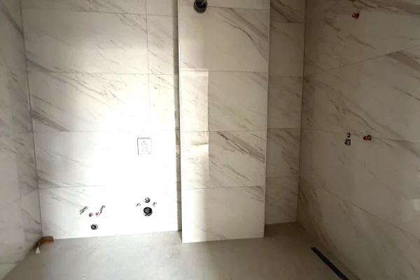Shtepi ne shitje Apartament ne Tirane, 3+1, Mobilimi Bosh, pa mobiluar, Pagesa 204,500  Euro.