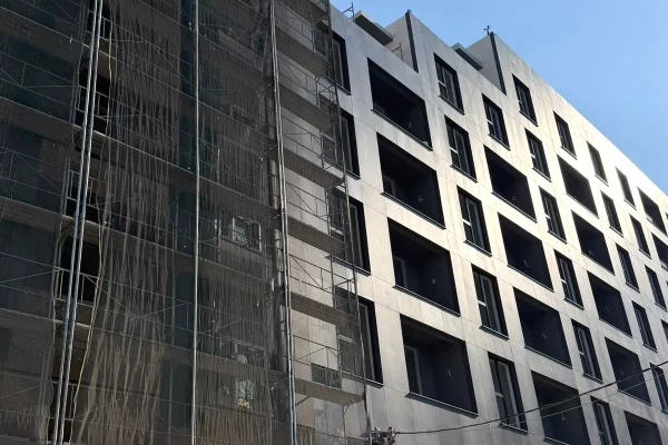 Shtepi ne shitje Apartament ne Tirane, 3+1, Mobilimi Bosh, pa mobiluar, Pagesa 204,500  Euro.