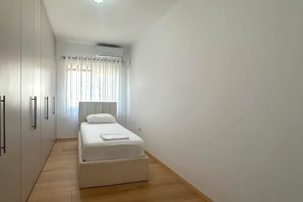 Shtepi me qera Apartament ne Tirane, 2+1, Mobilimi E mobiluar, Pagesa 1,000  Euro.