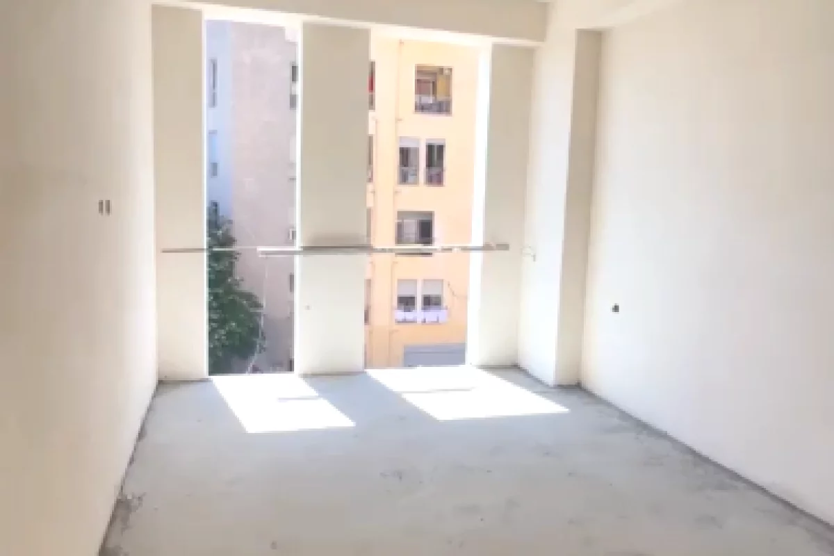 Shtepi ne shitje Apartament ne Tirane, 1+1, Mobilimi Bosh, pa mobiluar, Pagesa 155,500  Euro.