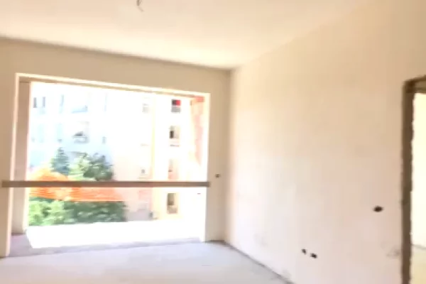 Shtepi ne shitje Apartament ne Tirane, 1+1, Mobilimi Bosh, pa mobiluar, Pagesa 155,500  Euro.