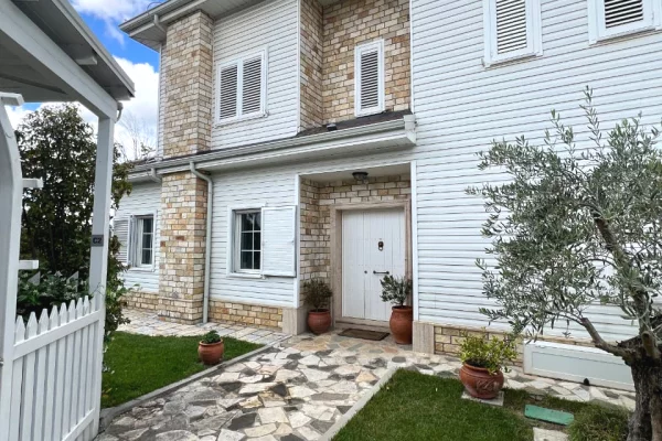 Shtepi me qera Vila Luksoze ne Tirane, 3+1, Mobilimi E mobiluar, Pagesa 2,700  Euro.