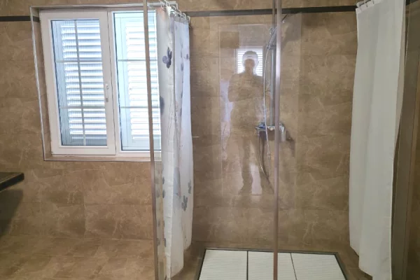 Shtepi me qera Vila Luksoze ne Tirane, 3+1, Mobilimi E mobiluar, Pagesa 2,700  Euro.