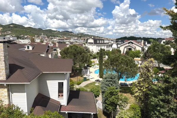 Shtepi me qera Vila Luksoze ne Tirane, 3+1, Mobilimi E mobiluar, Pagesa 2,700  Euro.