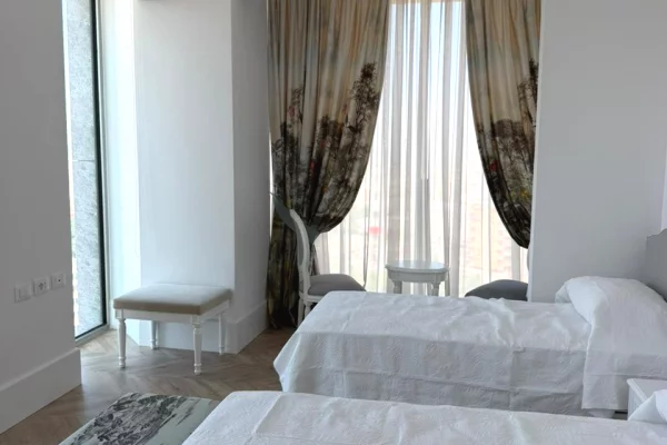 Shtepi me qera Apartament ne Tirane, 2+1, Mobilimi E mobiluar, Pagesa 3,500  Euro.