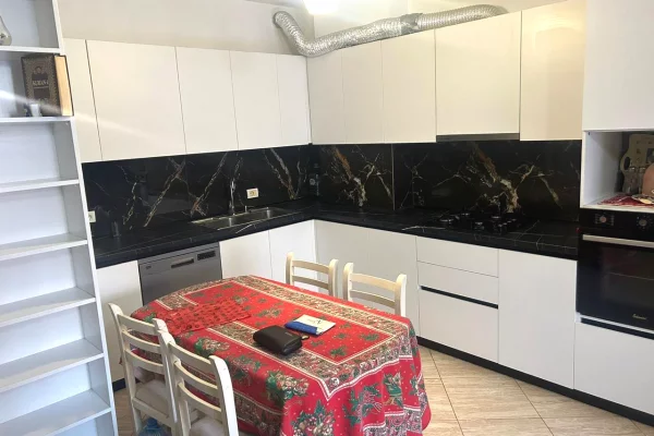 Shtepi ne shitje Apartament ne Tirane, 2+1, Mobilimi E mobiluar, Pagesa 17,300,000  Leke.