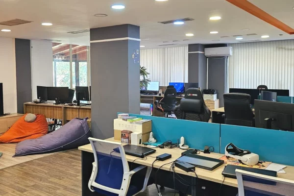 Ambient biznesi me qera 3+1 ne Tirane - 150,000 Leke