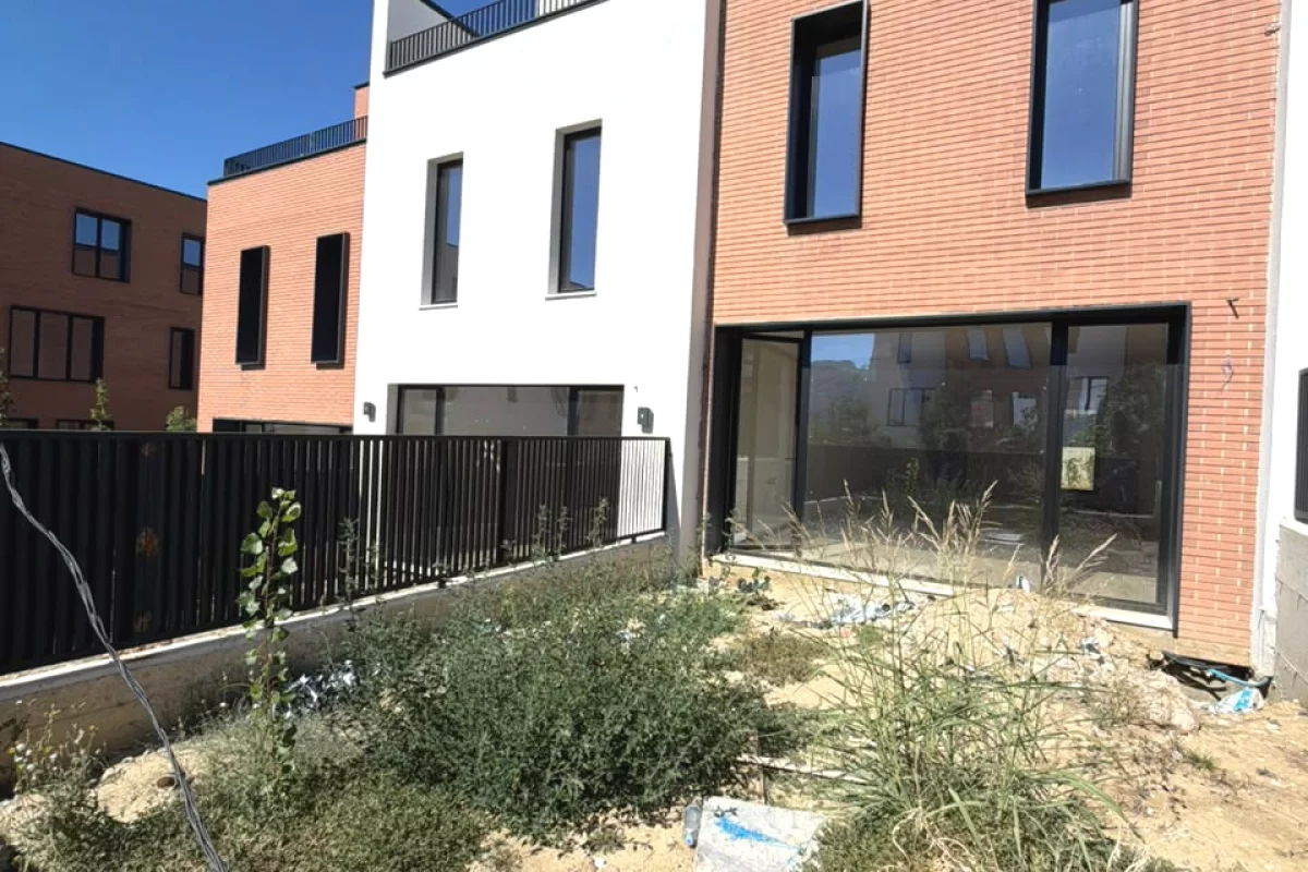 Shtepi ne shitje Vila Luksoze ne Tirane, 3+1, Mobilimi Bosh, pa mobiluar, Pagesa 630,000  Euro.