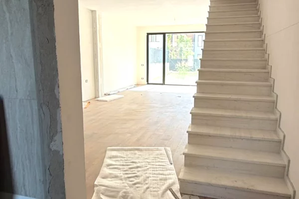 Shtepi ne shitje Vila Luksoze ne Tirane, 3+1, Mobilimi Bosh, pa mobiluar, Pagesa 630,000  Euro.