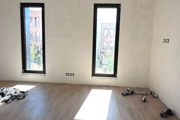 Shtepi ne shitje Vila Luksoze ne Tirane, 3+1, Mobilimi Bosh, pa mobiluar, Pagesa 630,000  Euro.