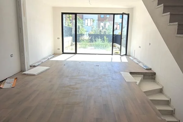 Shtepi ne shitje Vila Luksoze ne Tirane, 3+1, Mobilimi Bosh, pa mobiluar, Pagesa 630,000  Euro.