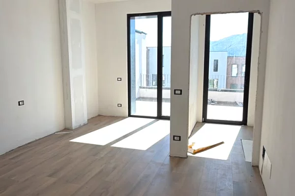 Shtepi ne shitje Vila Luksoze ne Tirane, 3+1, Mobilimi Bosh, pa mobiluar, Pagesa 630,000  Euro.