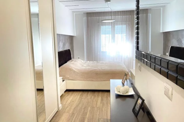 Shtepi me qera Apartament ne Tirane, 3+1, Mobilimi E mobiluar, Pagesa 130,000  Leke.