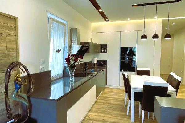 Shtepi me qera Apartament ne Tirane, 3+1, Mobilimi E mobiluar, Pagesa 130,000  Leke.