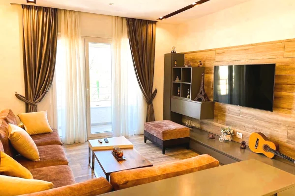 Shtepi me qera 3+1 ne Tirane - 130,000 Leke