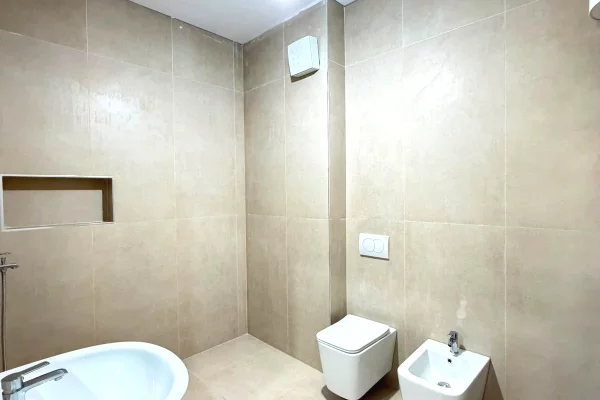 Shtepi ne shitje Apartament ne Tirane, 2+1, Mobilimi Bosh, pa mobiluar, Pagesa 13,500,000  Leke.