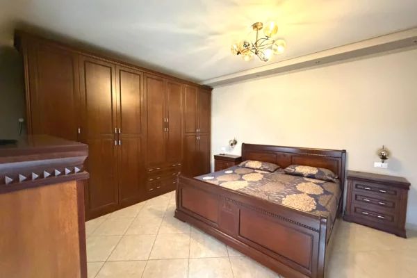 Shtepi me qera Apartament ne Tirane, 3+1, Mobilimi E mobiluar, Pagesa 1,200  Euro.