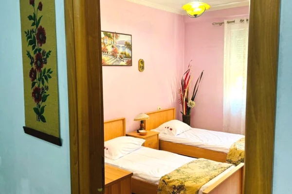 Shtepi me qera Apartament ne Tirane, 2+1, Mobilimi E mobiluar, Pagesa 55,000  Leke.