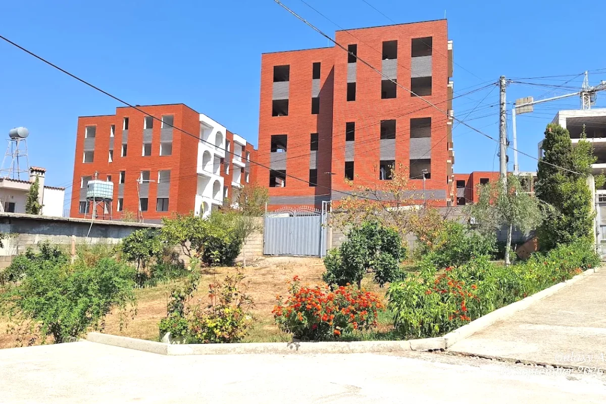 Shtepi ne shitje Apartament ne Tirane, 2+1, Mobilimi Bosh, pa mobiluar, Pagesa 96,900  Euro.
