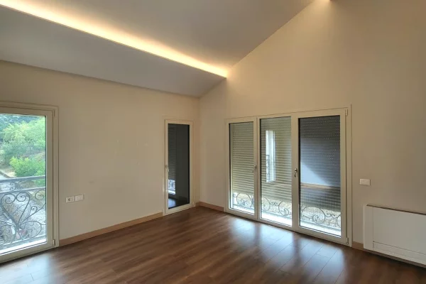 Shtepi ne shitje Vila Luksoze ne Tirane, 5+1, Mobilimi Bosh, pa mobiluar, Pagesa 150,000,000  Leke.