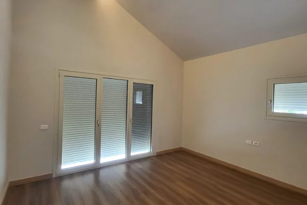 Shtepi ne shitje Vila Luksoze ne Tirane, 5+1, Mobilimi Bosh, pa mobiluar, Pagesa 150,000,000  Leke.